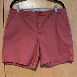 Old Navy twill everyday short, like new, size 10, 7” inseam